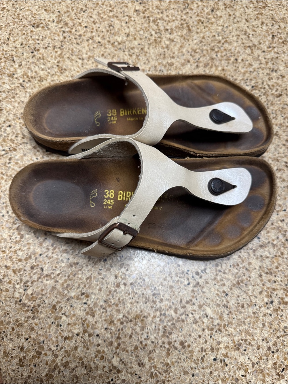 Birkenstock Gizeh Gold Leather T-Strap Toe Sandals - Picture 4 of 10